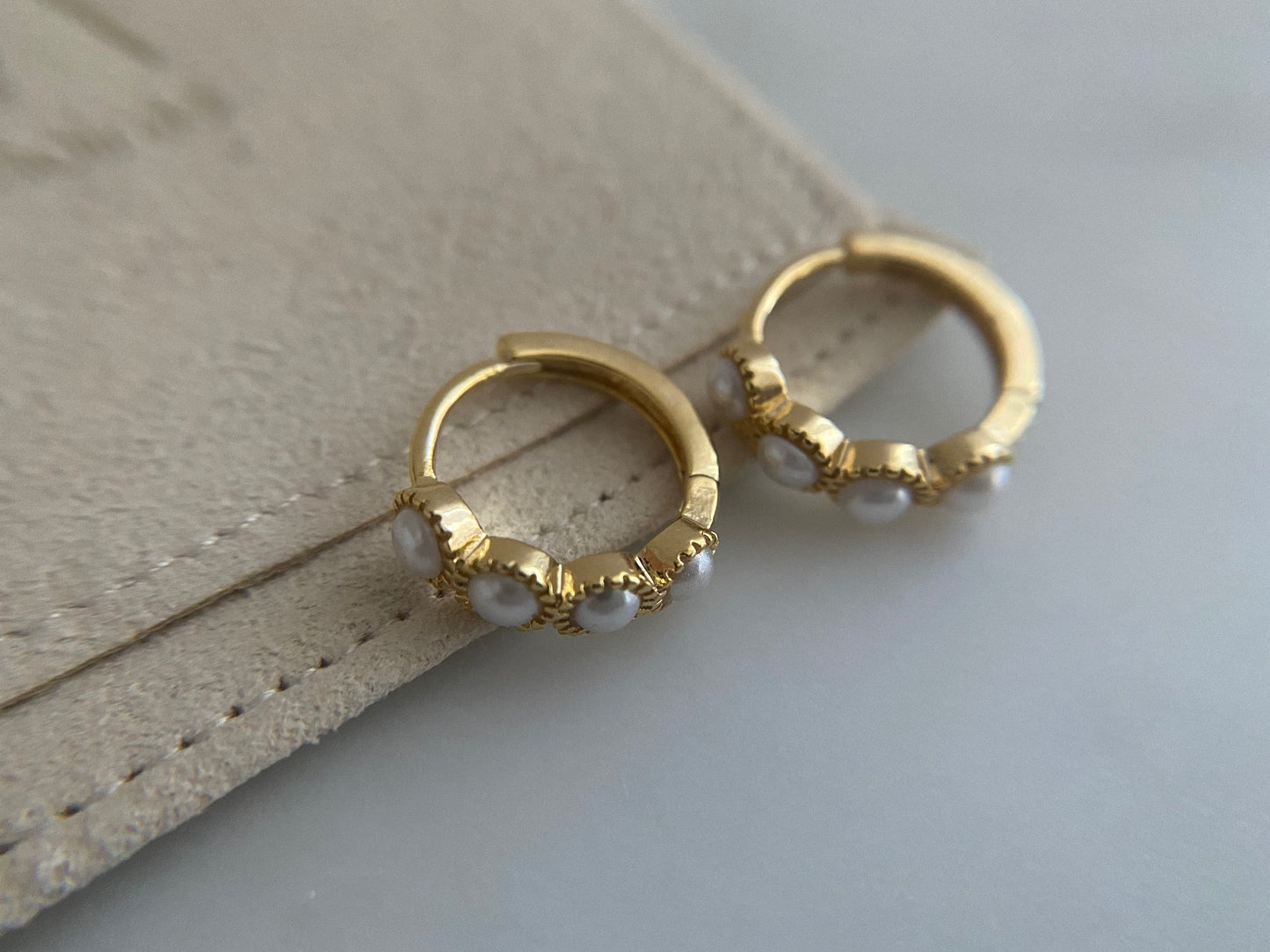 CORDELIA | Ohrringe | Hoops | Creolen | Perlen Kunstperlen | Minimalistisch | Edelstahl | 14 Karat Vergoldung | Wasserfest