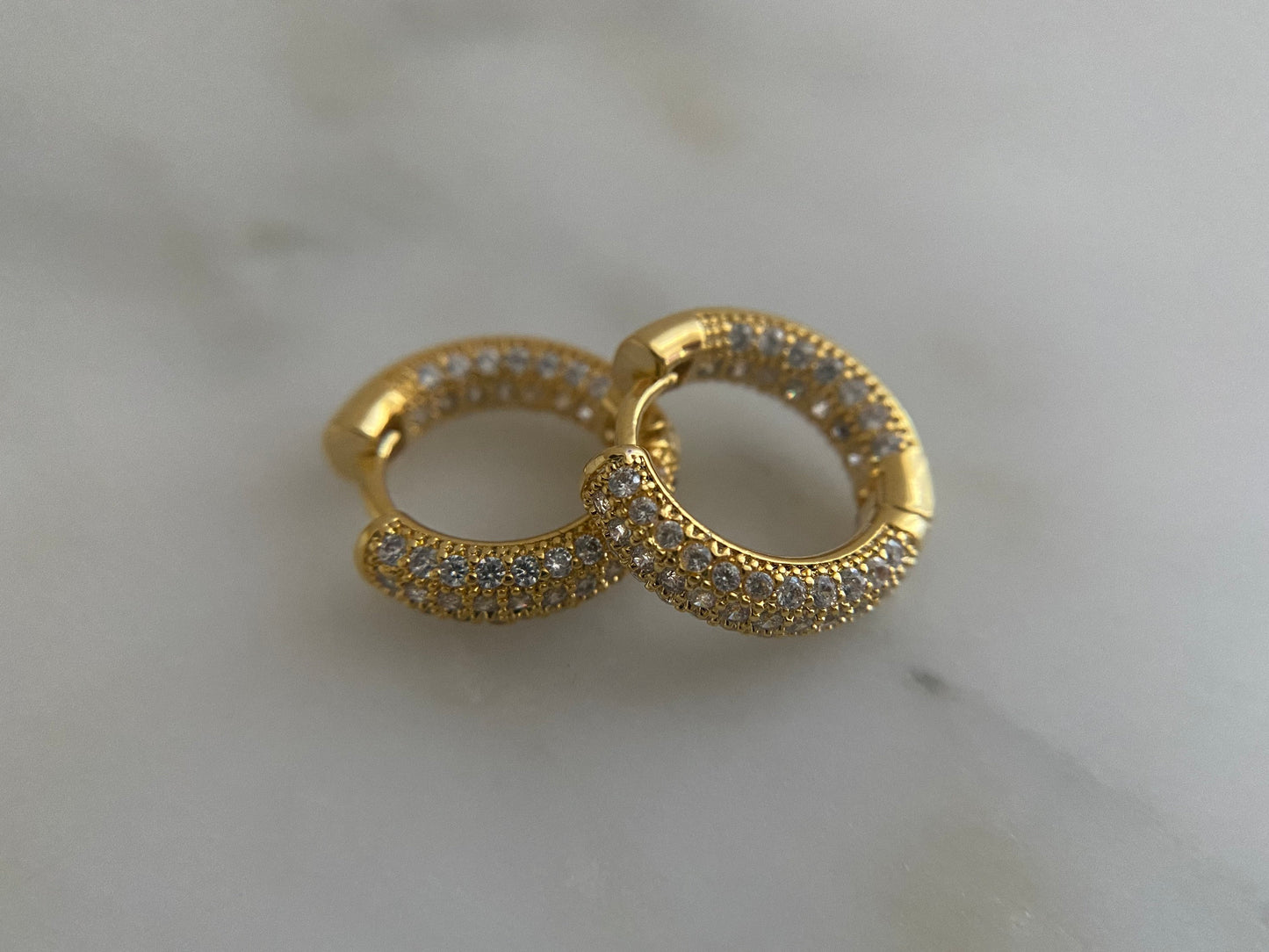 SOPHIA | Ohrringe | Creolen | Crystal Hoops | Zirkonia-Steine | Edelstahl | 14 Karat Vergoldung | Wasserfest