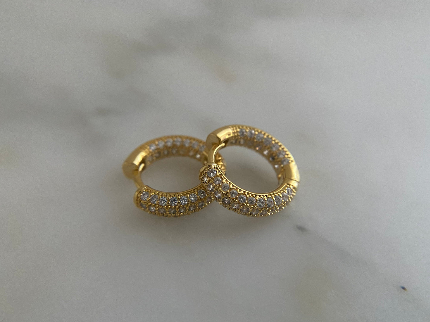 SOPHIA | Ohrringe | Creolen | Crystal Hoops | Zirkonia-Steine | Edelstahl | 14 Karat Vergoldung | Wasserfest