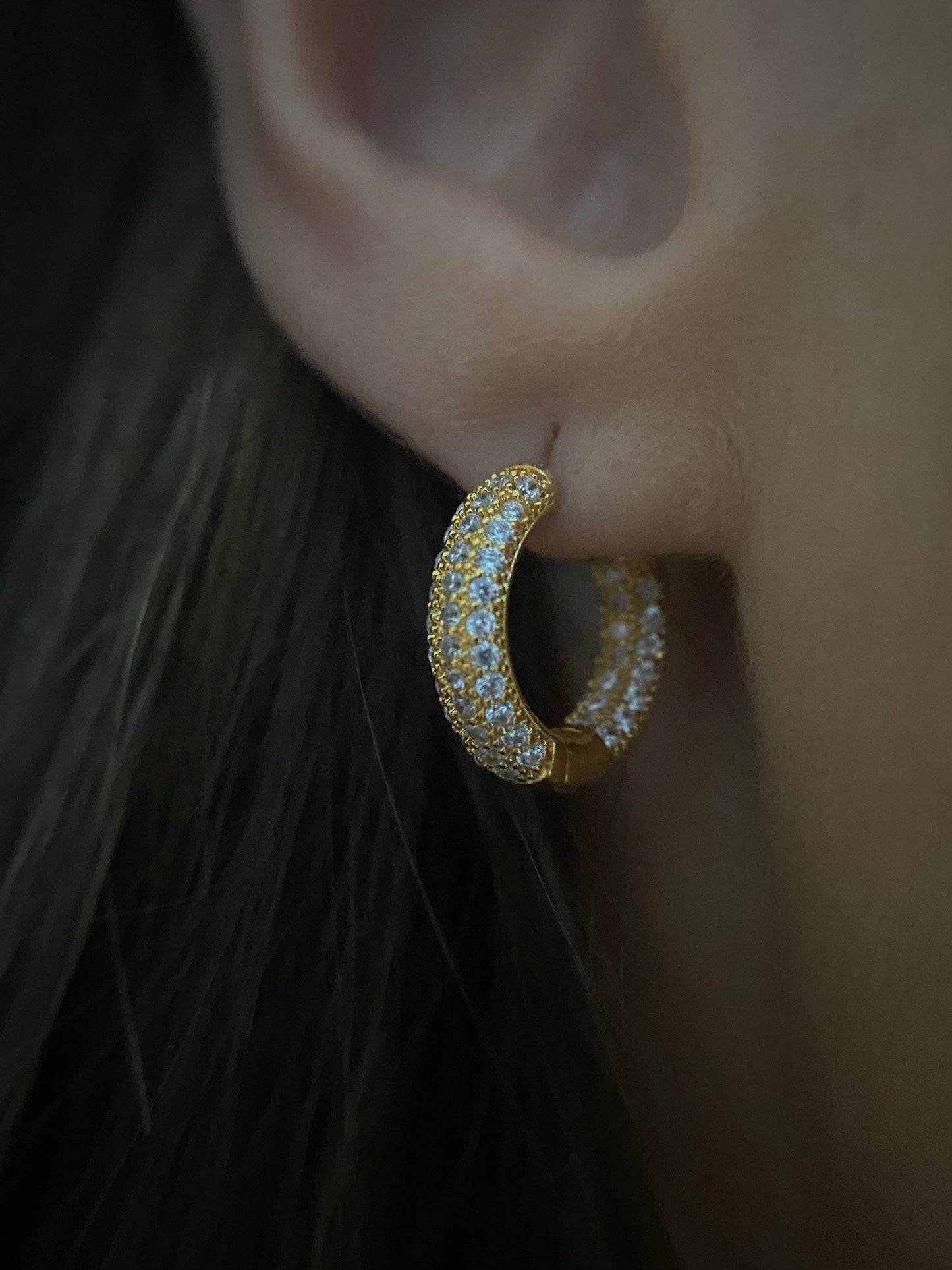 SOPHIA | Ohrringe | Creolen | Crystal Hoops | Zirkonia-Steine | Edelstahl | 14 Karat Vergoldung | Wasserfest