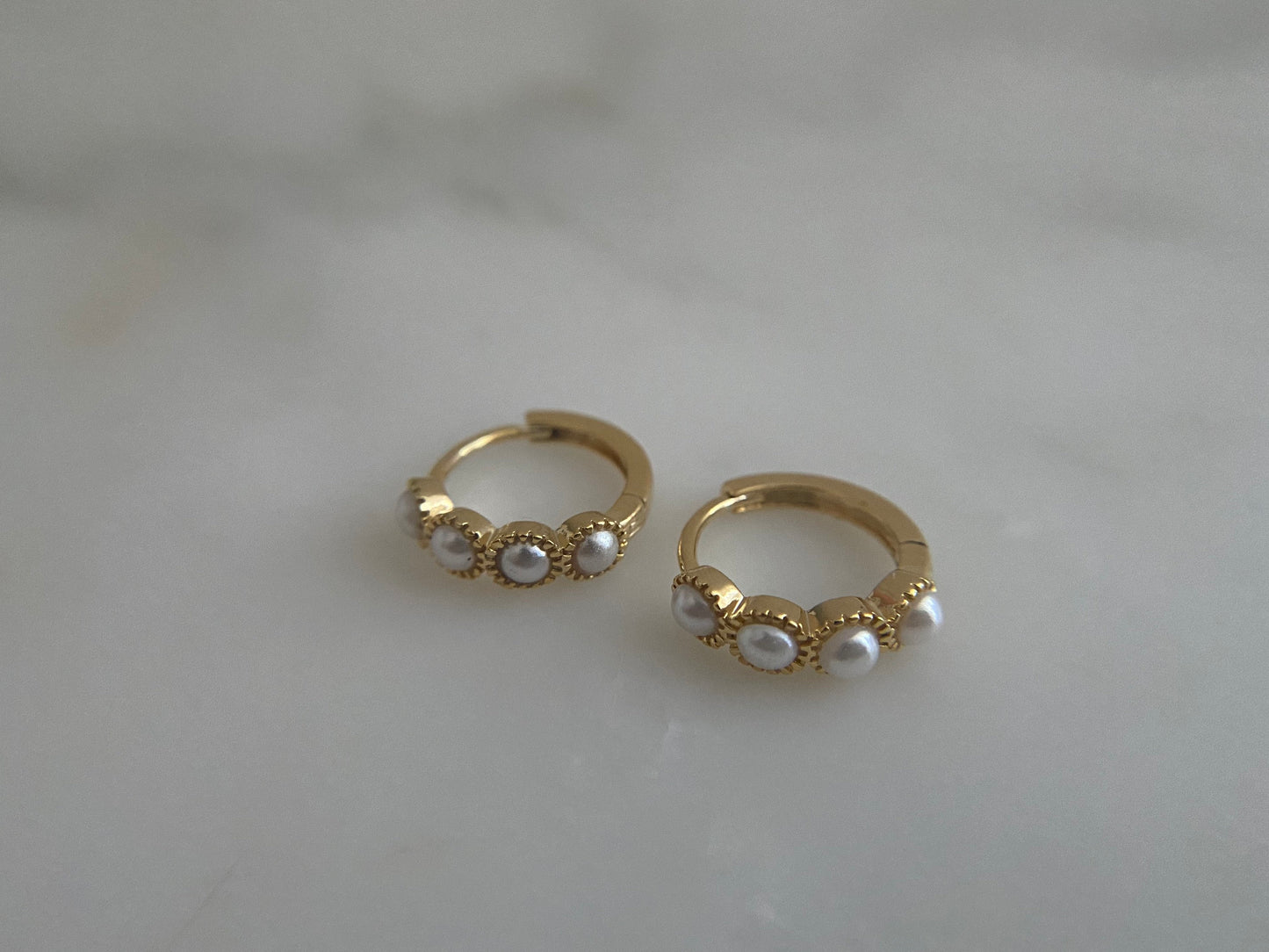 CORDELIA | Ohrringe | Hoops | Creolen | Perlen Kunstperlen | Minimalistisch | Edelstahl | 14 Karat Vergoldung | Wasserfest
