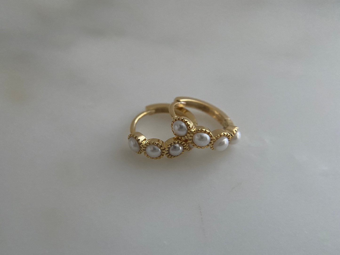 CORDELIA | Ohrringe | Hoops | Creolen | Perlen Kunstperlen | Minimalistisch | Edelstahl | 14 Karat Vergoldung | Wasserfest