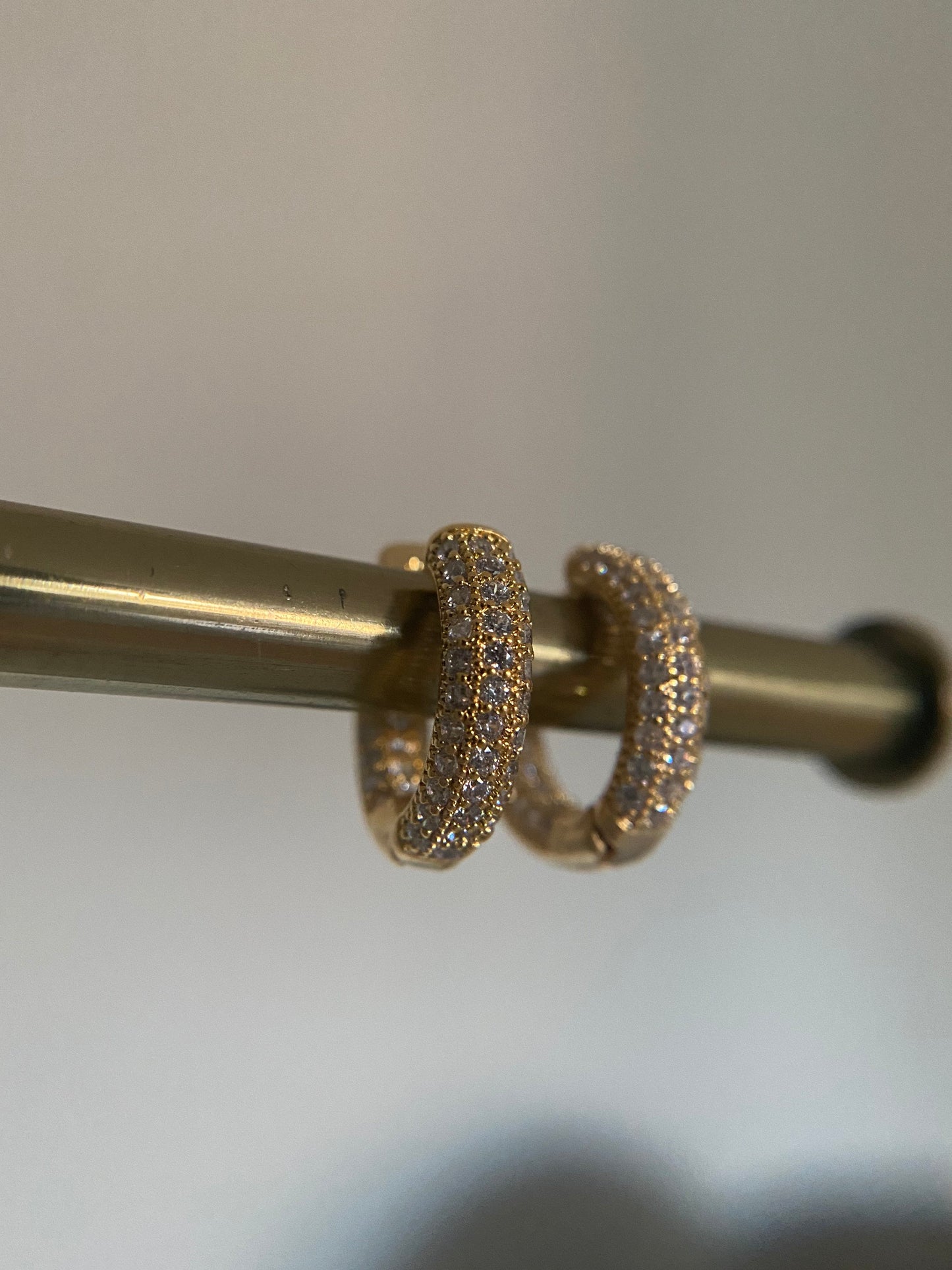 SOPHIA | Ohrringe | Creolen | Crystal Hoops | Zirkonia-Steine | Edelstahl | 14 Karat Vergoldung | Wasserfest