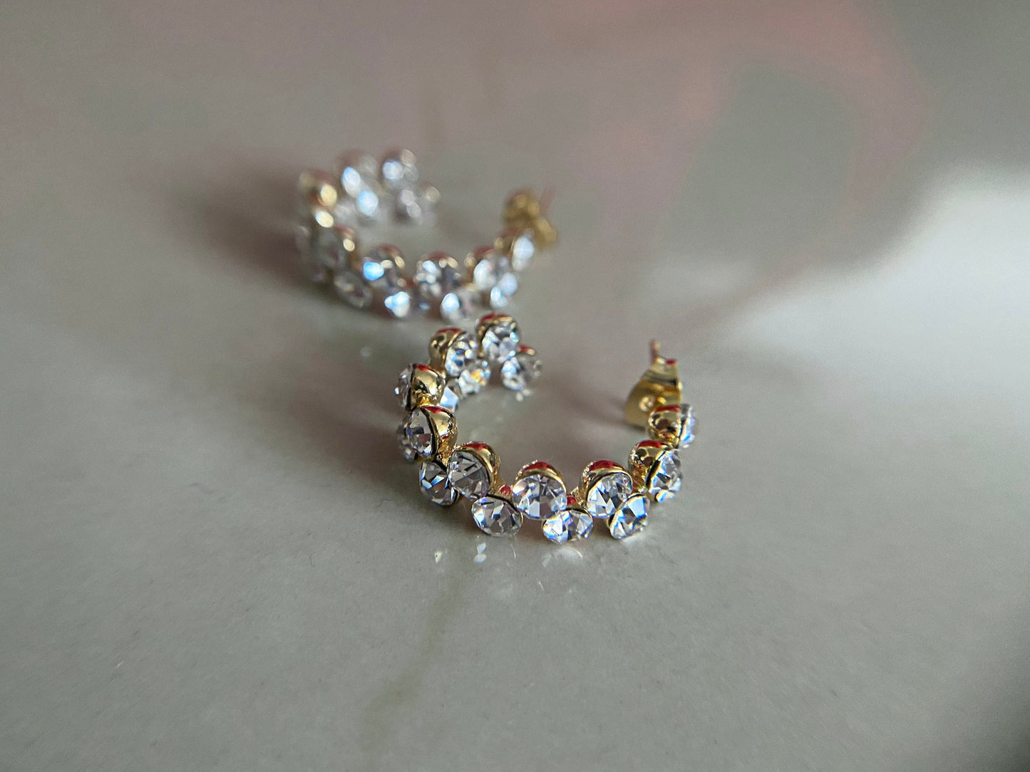 LAYLA | Ohrringe | Creolen | Hoops Glitzer Zirkonia | Minimalistisch | Diamonds Kristall | Edelstahl | 14 Karat Vergoldung | Wasserfest