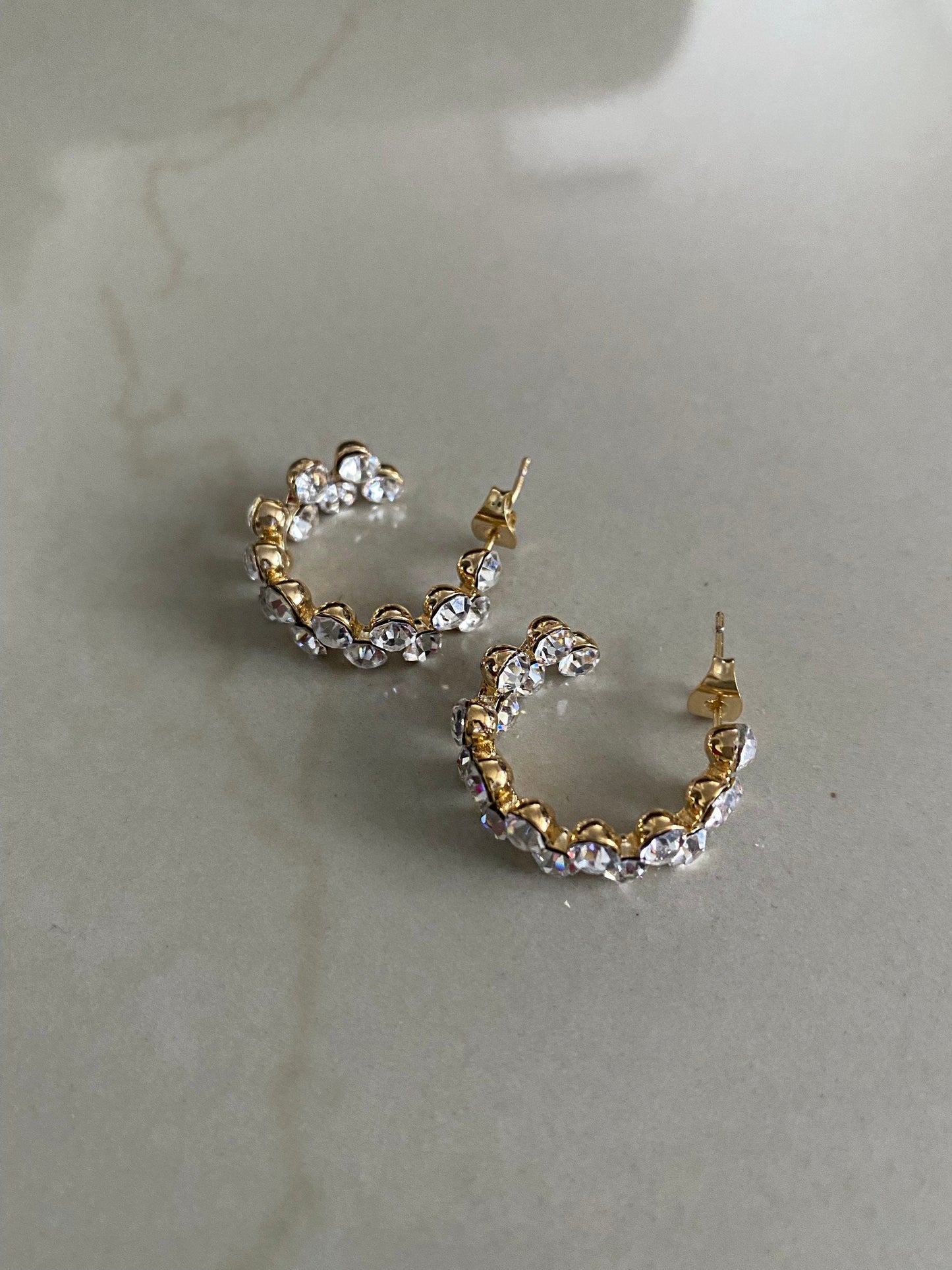 LAYLA | Ohrringe | Creolen | Hoops Glitzer Zirkonia | Minimalistisch | Diamonds Kristall | Edelstahl | 14 Karat Vergoldung | Wasserfest