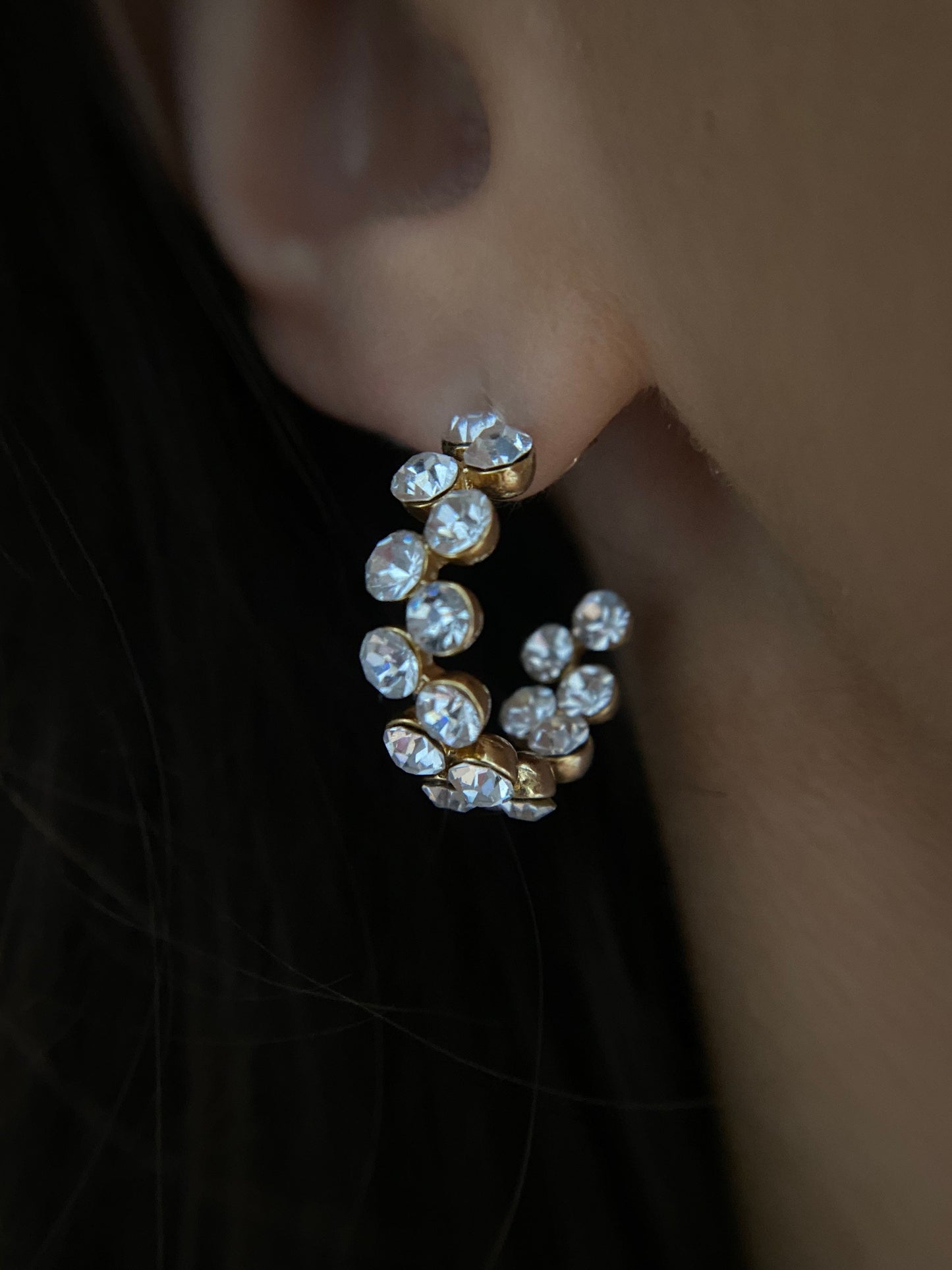 LAYLA | Ohrringe | Creolen | Hoops Glitzer Zirkonia | Minimalistisch | Diamonds Kristall | Edelstahl | 14 Karat Vergoldung | Wasserfest