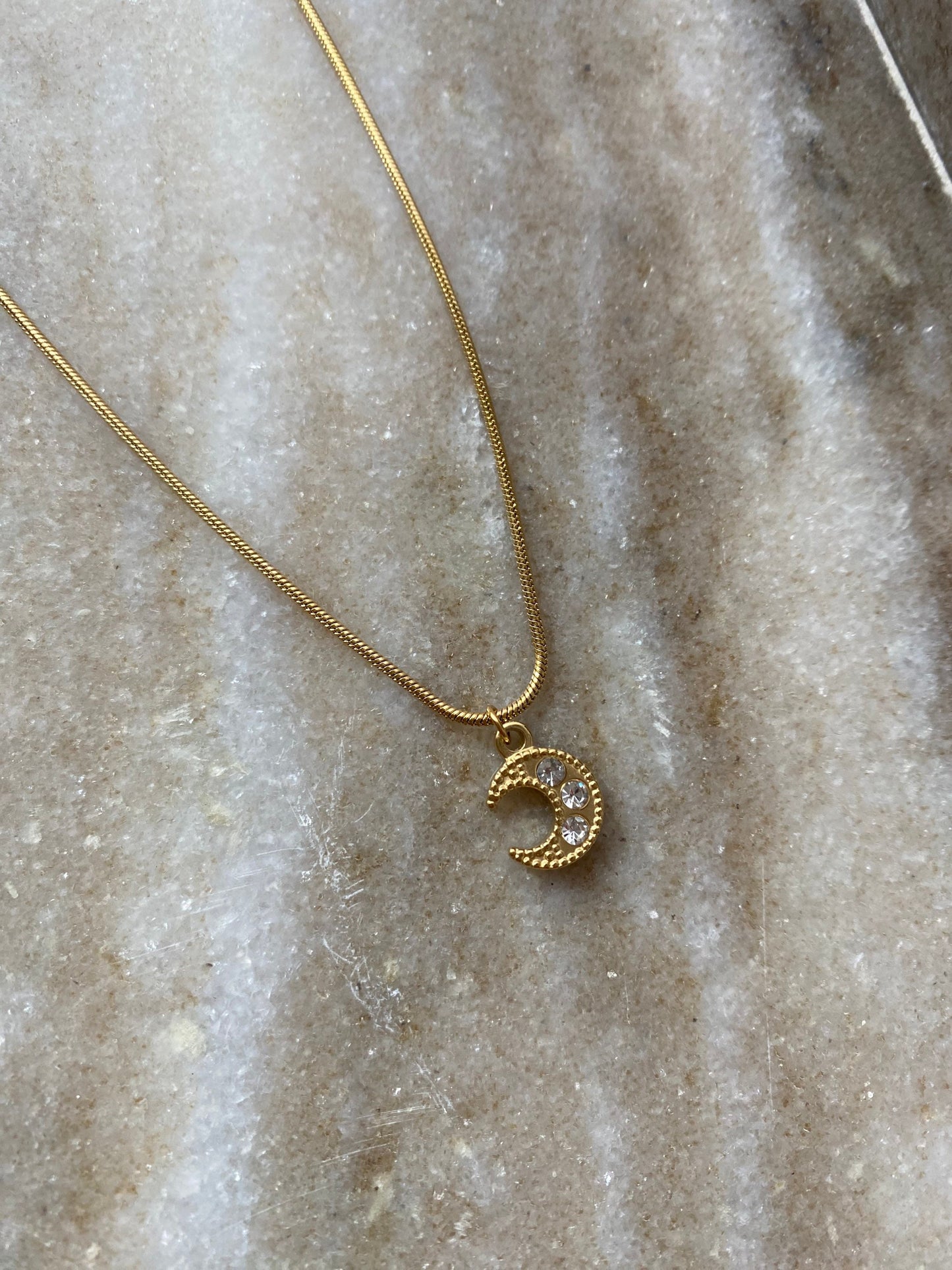 MONA | Halskette | Mond Anhänger | Moon | Zirkonia Snake | Fein | Edelstahl | 14 Karat Vergoldung | Wasserfest
