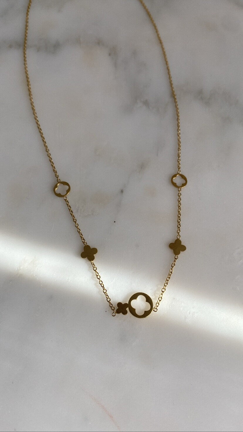 JOLIE | Halskette | Kleeblatt | Blume | Minimalistisch Fein | Edelstahl | 14 Karat Vergoldung | Wasserfest