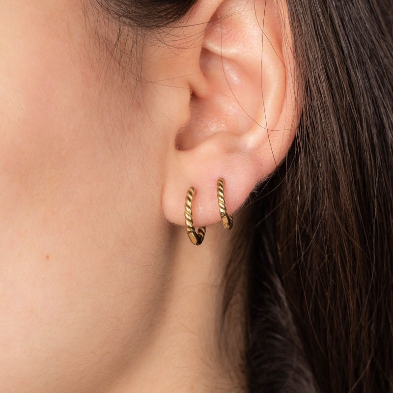 KORA | Ohrringe | Simple Twist Hoops | Basics Klein Gedreht | Stacking | Edelstahl | 14 Karat Vergoldung | Wasserfest