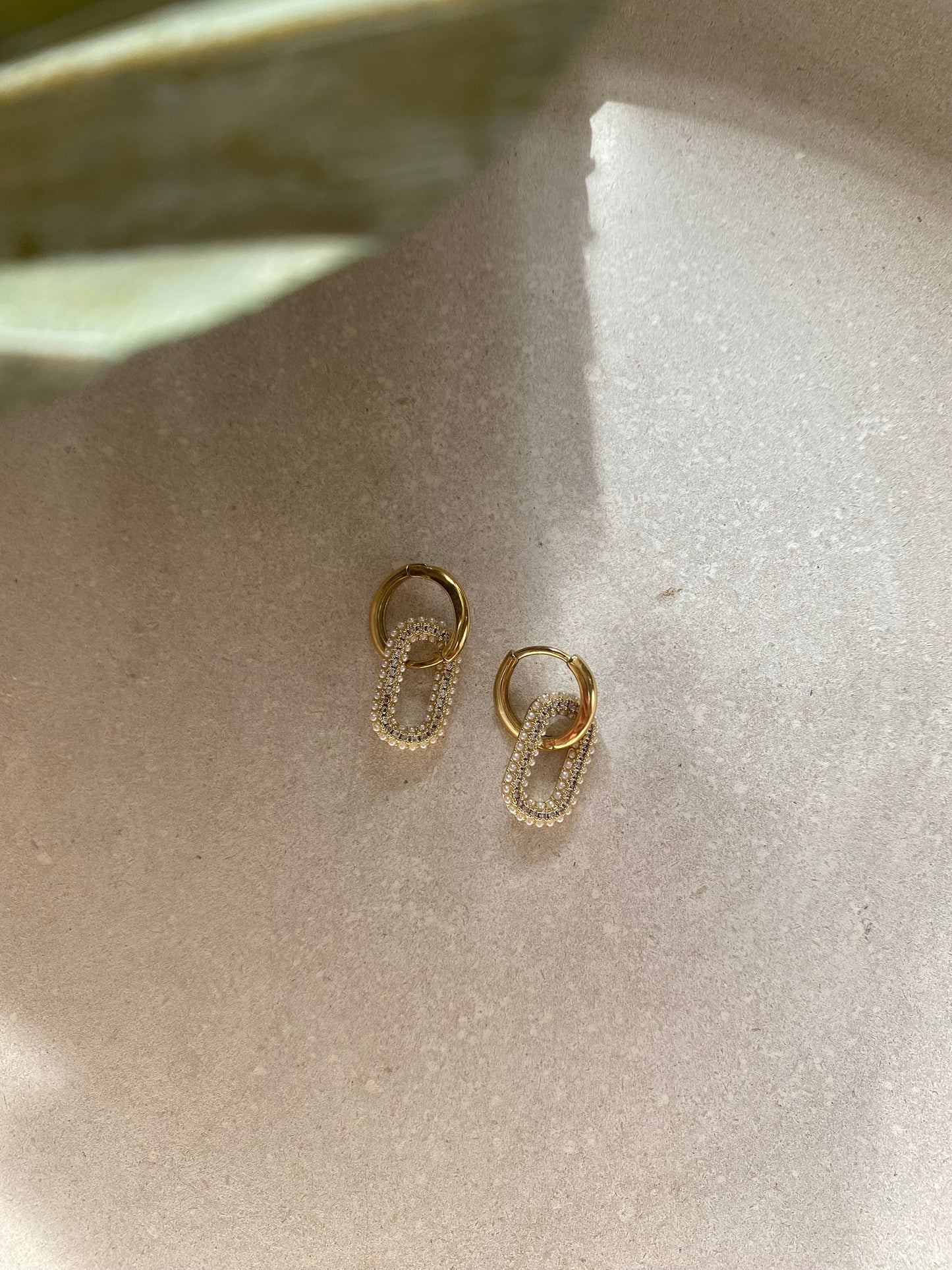 CARO | Ohrringe | Hoops mit ovalem Anhänger | Zirkonia Perlen | Huggies-Hoops | Creolen | Edelstahl | 14 Karat Vergoldung | Wasserfest