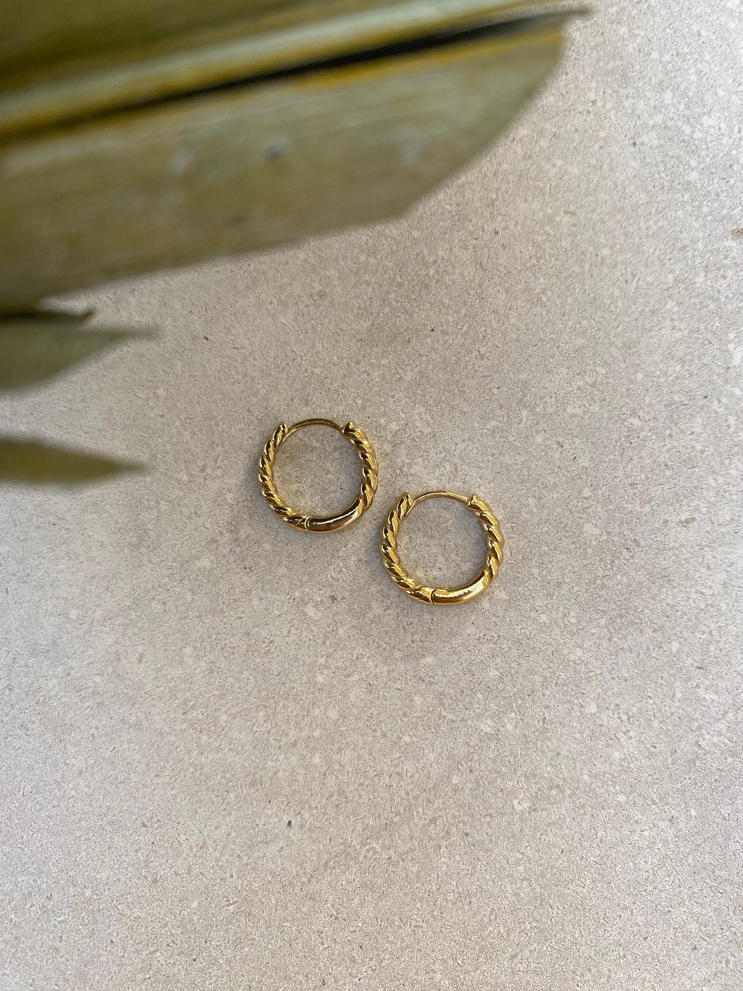 KORA | Ohrringe | Simple Twist Hoops | Basics Klein Gedreht | Stacking | Edelstahl | 14 Karat Vergoldung | Wasserfest