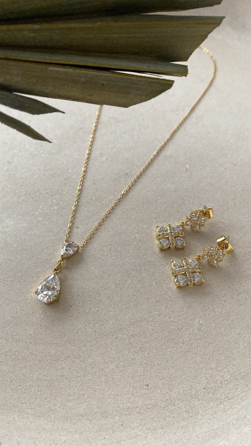 DIAMOND | Ohrringe | Zirkonia Stars | Glitzersteine | Statement | Hingucker | Edelstahl | 14 Karat Vergoldung | Wasserfest