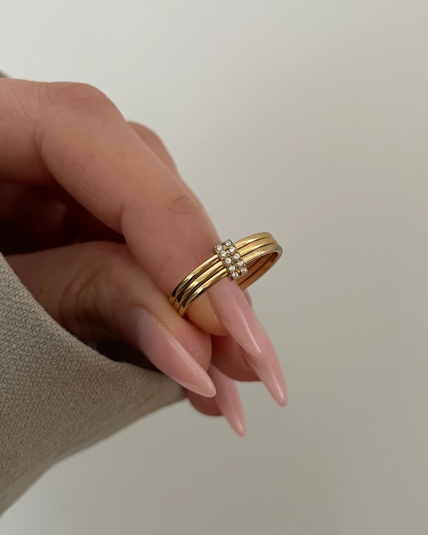 Ring Leona