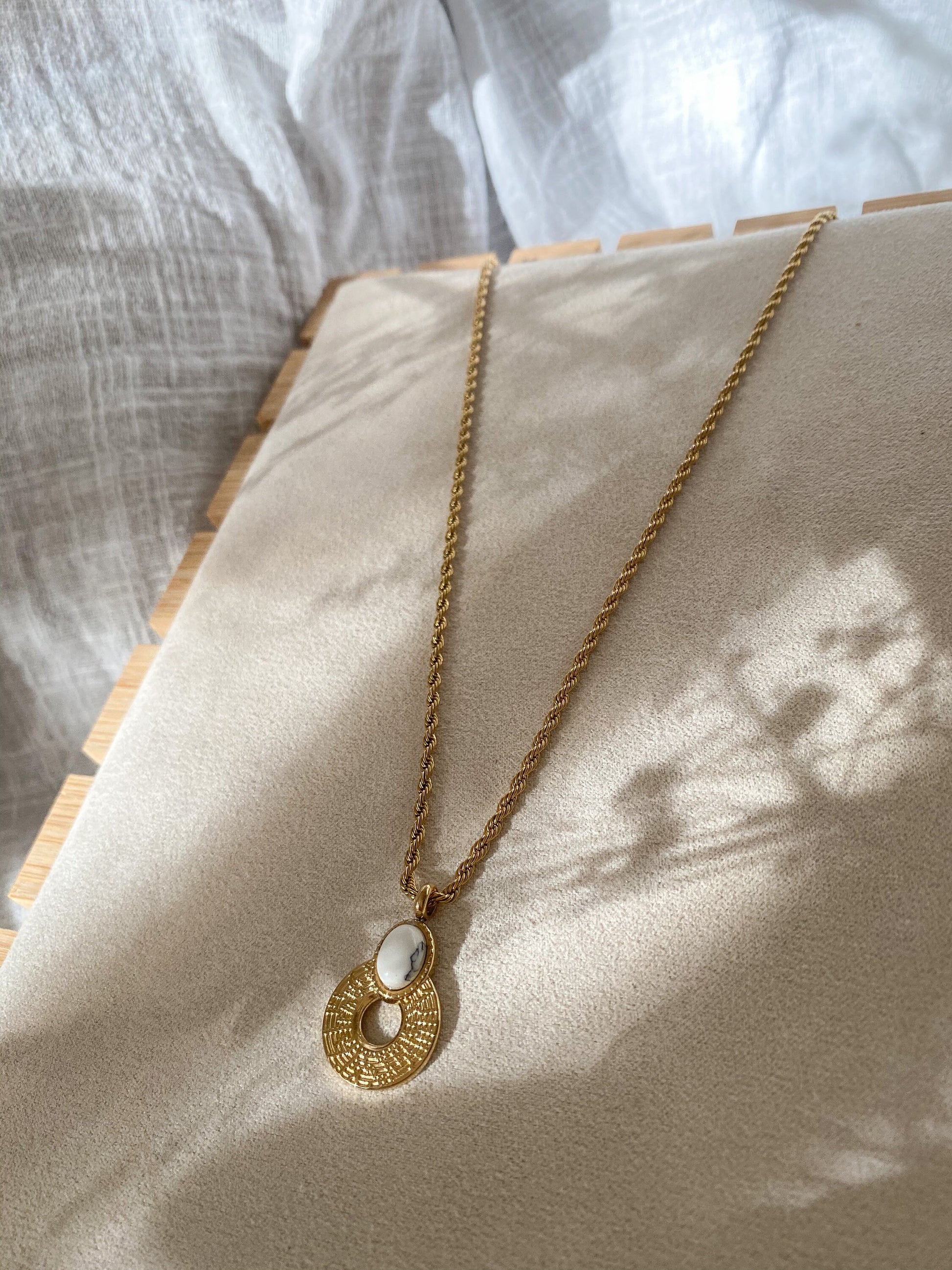 CASSIDY | Halskette | Anhänger Stein | Boho-Stil | Edelstahl | 14 Karat Vergoldung | Wasserfest