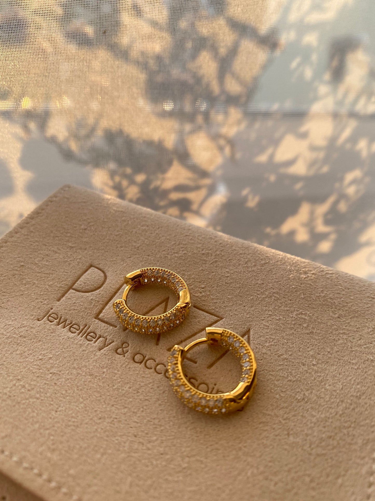 SOPHIA | Ohrringe | Creolen | Crystal Hoops | Zirkonia-Steine | Edelstahl | 14 Karat Vergoldung | Wasserfest