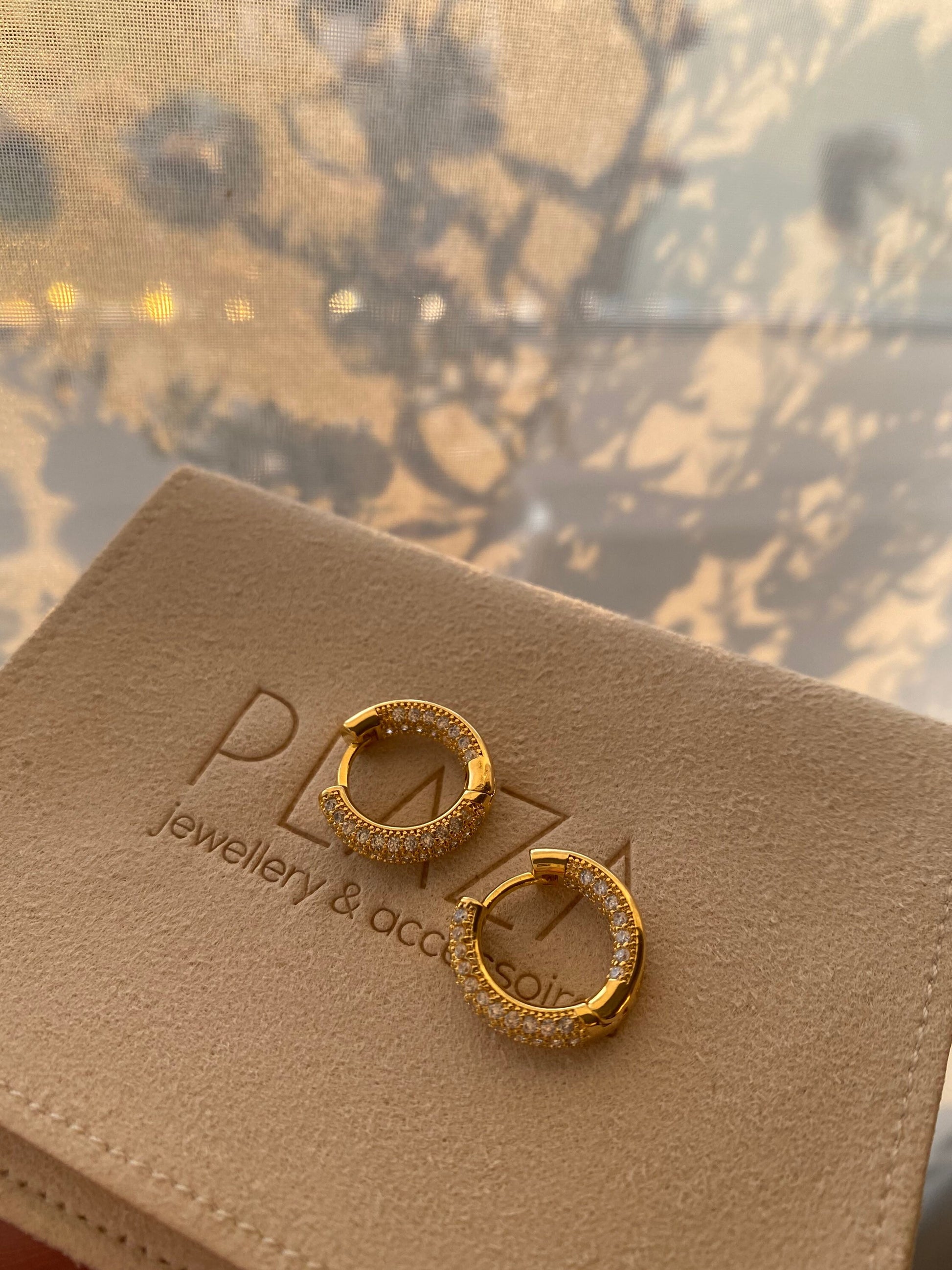 SOPHIA | Ohrringe | Creolen | Crystal Hoops | Zirkonia-Steine | Edelstahl | 14 Karat Vergoldung | Wasserfest
