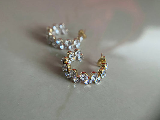 LAYLA | Ohrringe | Creolen | Hoops Glitzer Zirkonia | Minimalistisch | Diamonds Kristall | Edelstahl | 14 Karat Vergoldung | Wasserfest
