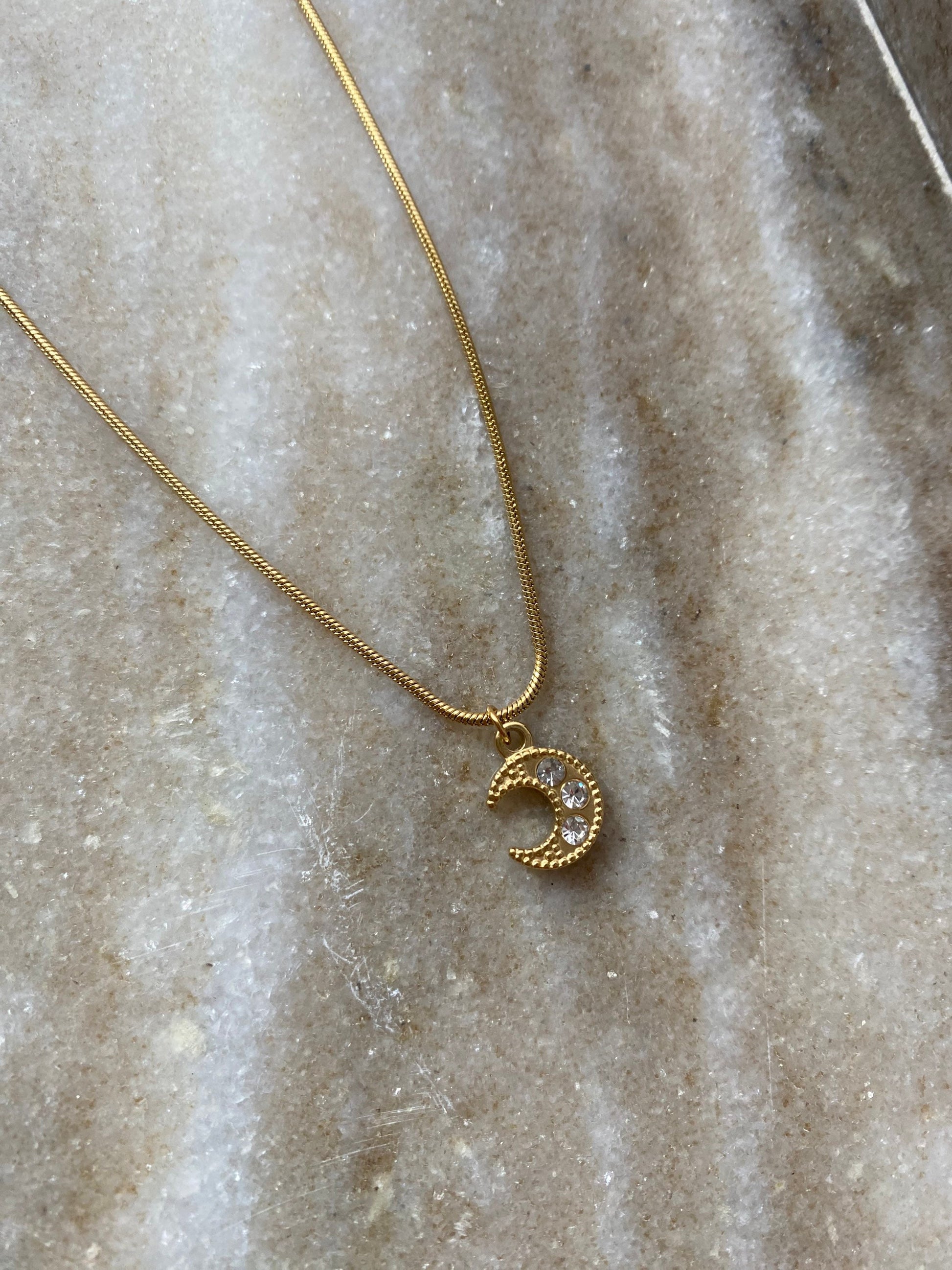 MONA | Halskette | Mond Anhänger | Moon | Zirkonia Snake | Fein | Edelstahl | 14 Karat Vergoldung | Wasserfest