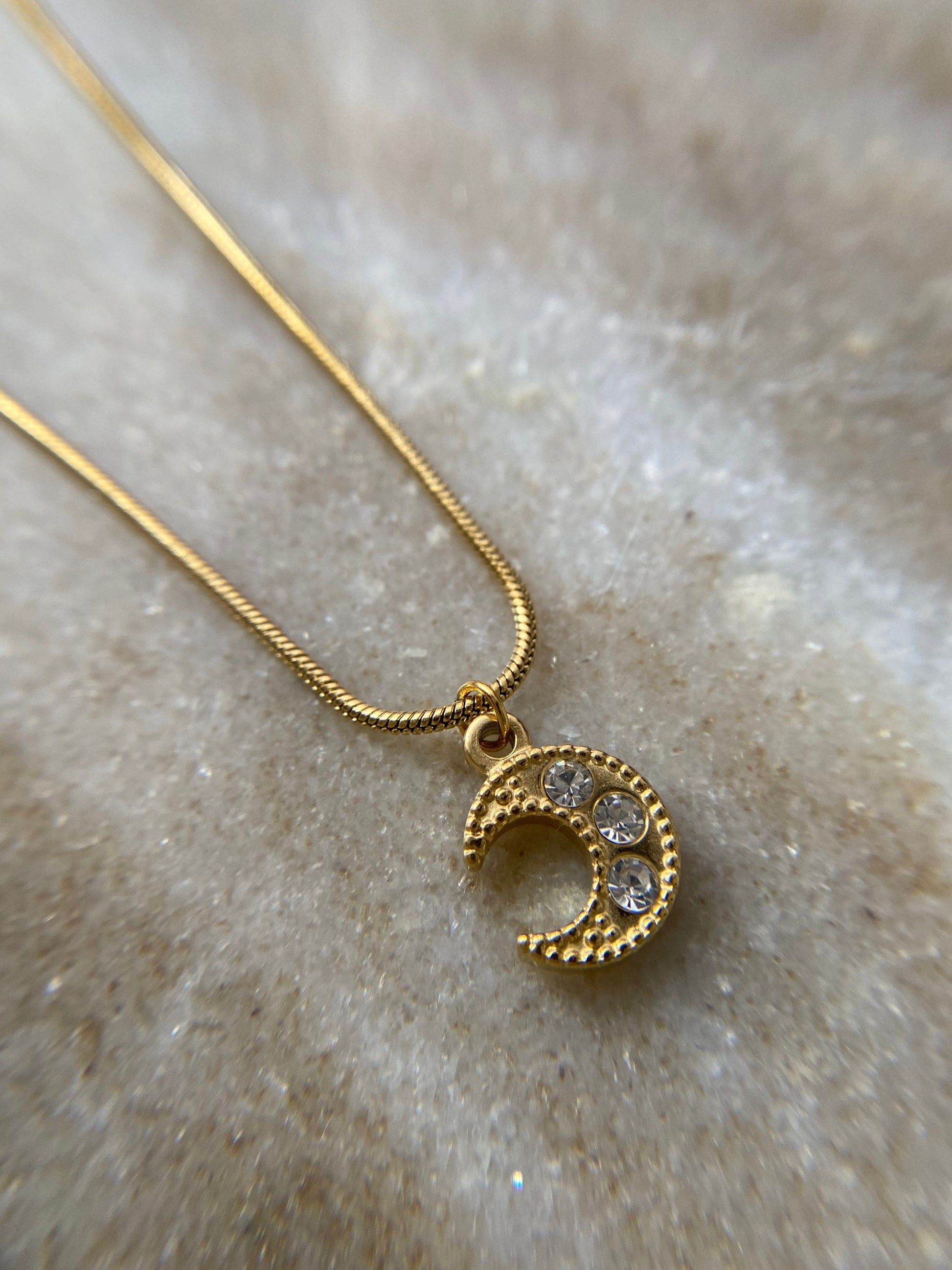 MONA | Halskette | Mond Anhänger | Moon | Zirkonia Snake | Fein | Edelstahl | 14 Karat Vergoldung | Wasserfest
