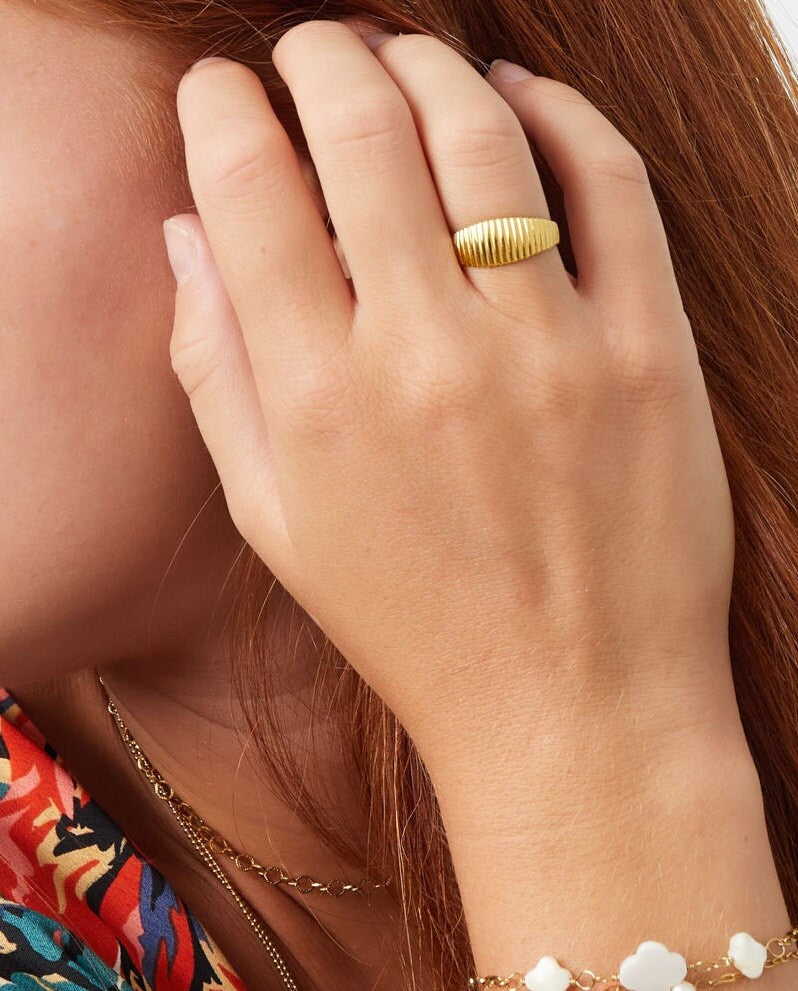 NIVES | Ring | Stapelring | Streifen Musterung | Schlicht | Edelstahl | 14 Karat Vergoldung | Wasserfest | Größenverstellbar