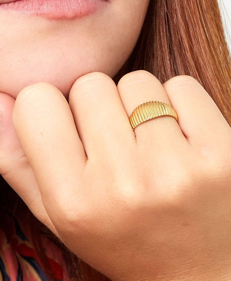 NIVES | Ring | Stapelring | Streifen Musterung | Schlicht | Edelstahl | 14 Karat Vergoldung | Wasserfest | Größenverstellbar