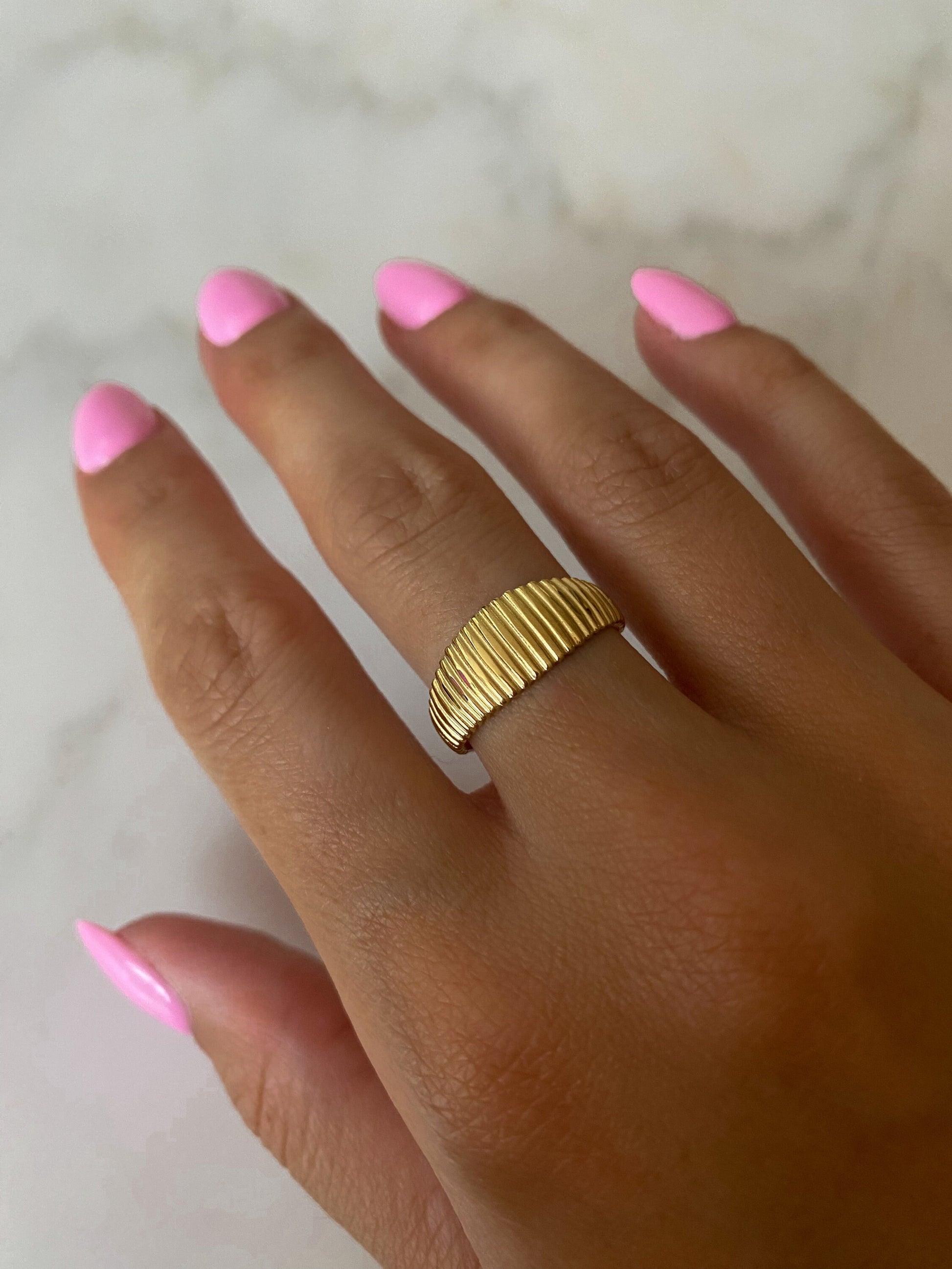 NIVES | Ring | Stapelring | Streifen Musterung | Schlicht | Edelstahl | 14 Karat Vergoldung | Wasserfest | Größenverstellbar