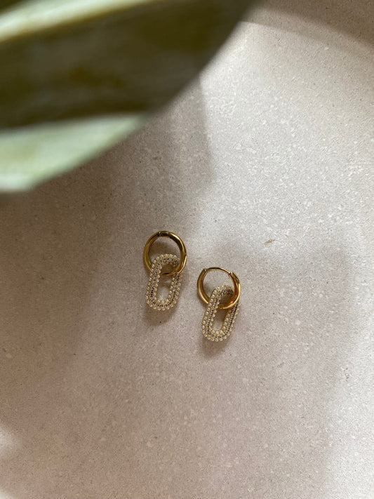 CARO | Ohrringe | Hoops mit ovalem Anhänger | Zirkonia Perlen | Huggies-Hoops | Creolen | Edelstahl | 14 Karat Vergoldung | Wasserfest