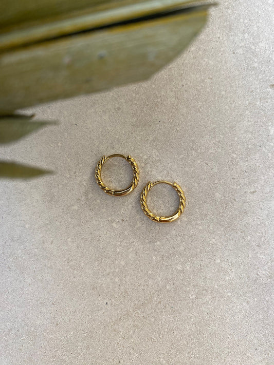 KORA | Ohrringe | Simple Twist Hoops | Basics Klein Gedreht | Stacking | Edelstahl | 14 Karat Vergoldung | Wasserfest