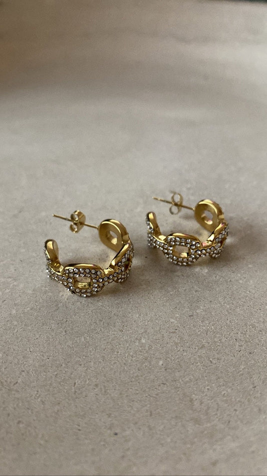 LUCKY | Ohrringe | Hoops C-förmig | Zirkonia Kette | Glitzersteine | Edelstahl | 14 Karat Vergoldung | Wasserfest